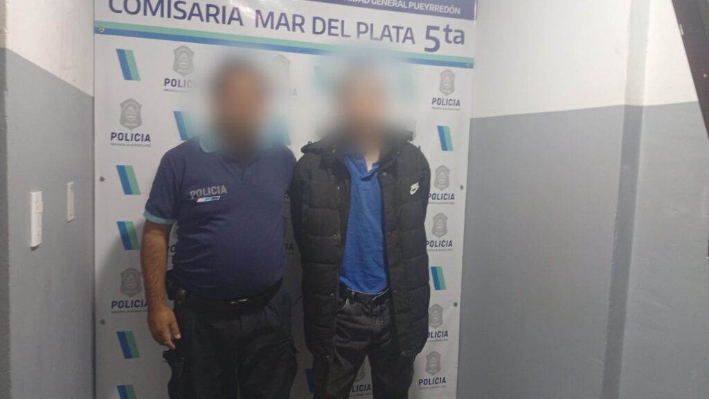 Atacó a golpes a una mujer para robarle y tras un intento de fuga resultó aprehendido por los vecinos