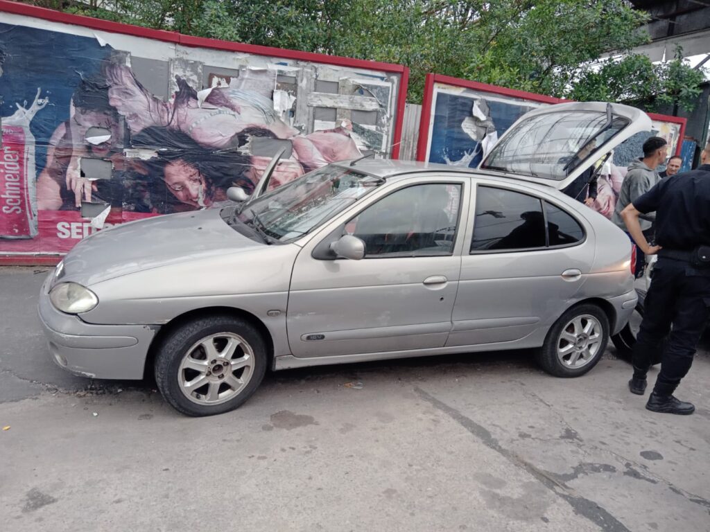 Una pareja abrió un auto para robar útiles escolares y un estéreo