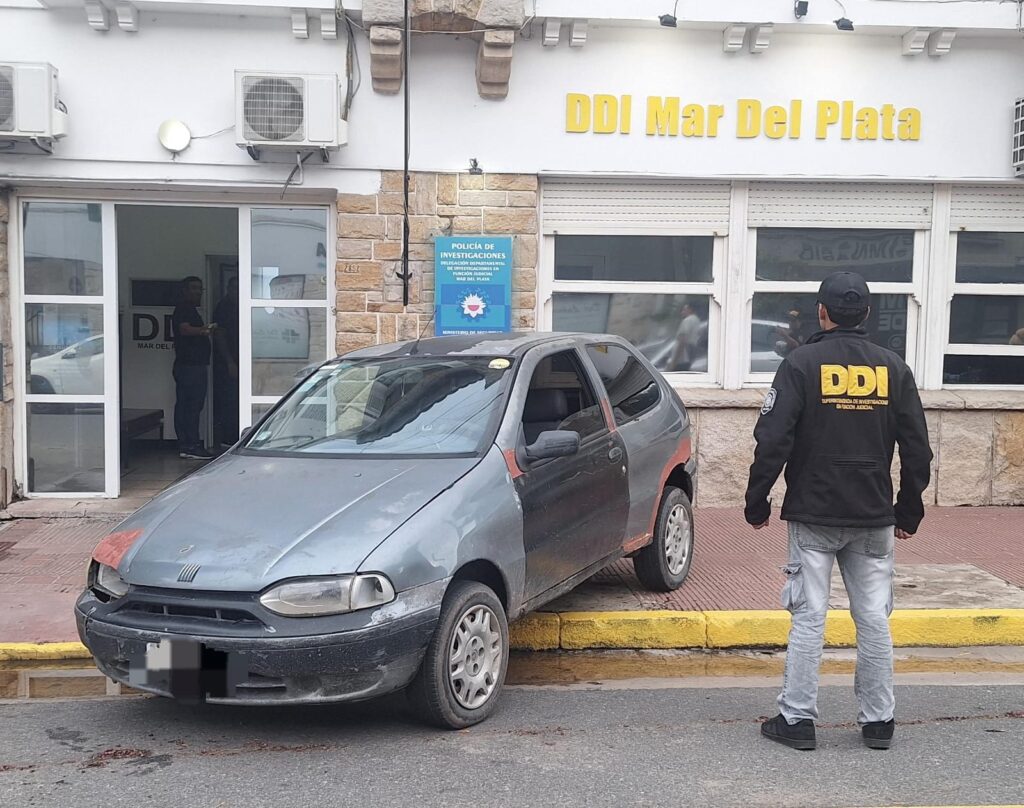 Video: le cortaron el paso y le robaron el auto