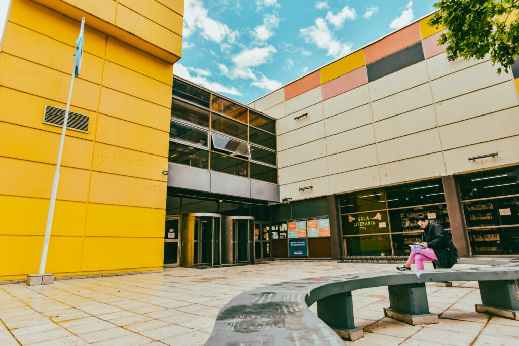 Abril en el Centro Cultural Soriano: teatro, canto, narración, encuentros literarios y comedia