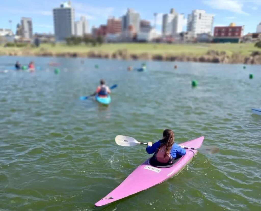 Invitan a una clase de prueba gratuita de Kayak en Punta Mogotes
