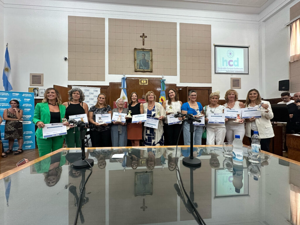 Se entregaron reconocimientos por su aporte a la comunidad a 10 mujeres en el marco del Día Internacional