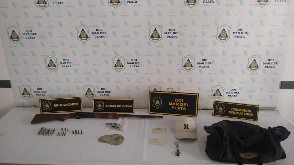 Dos detenidos tras cometer un robo piraña a un comercio y secuestro de varias armas y municiones