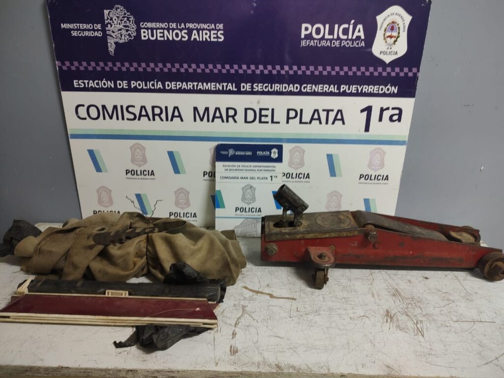Cortó la lona de una camioneta para robar un crique y un kit de balizas