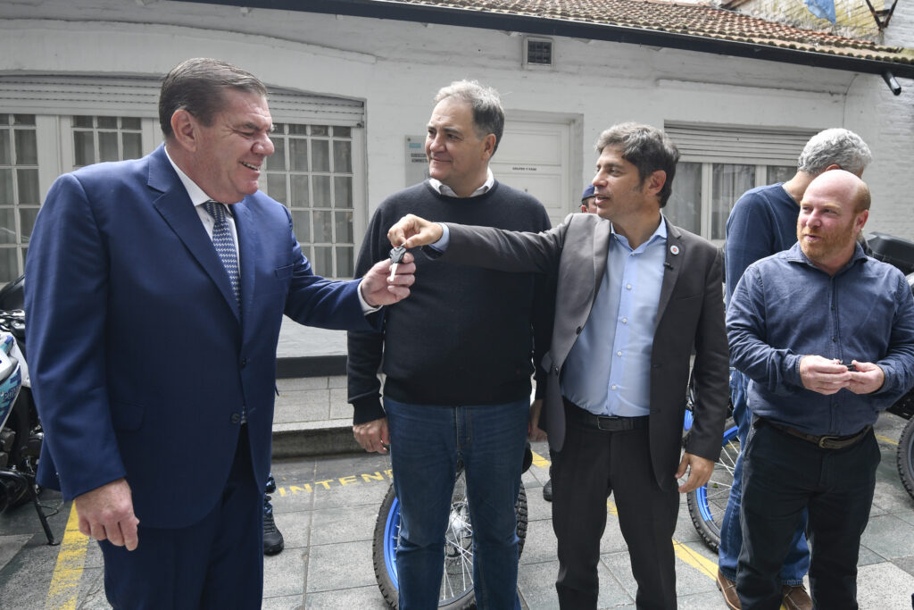 Kicillof en Mar del Plata: entregó motos a la policía y cerró el congreso de la UOM