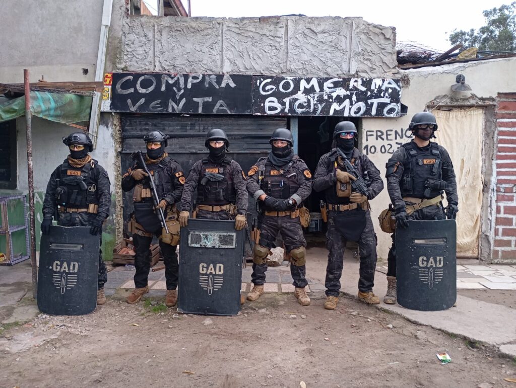 Video: allanaron un domicilio donde le dispararon a un hombre