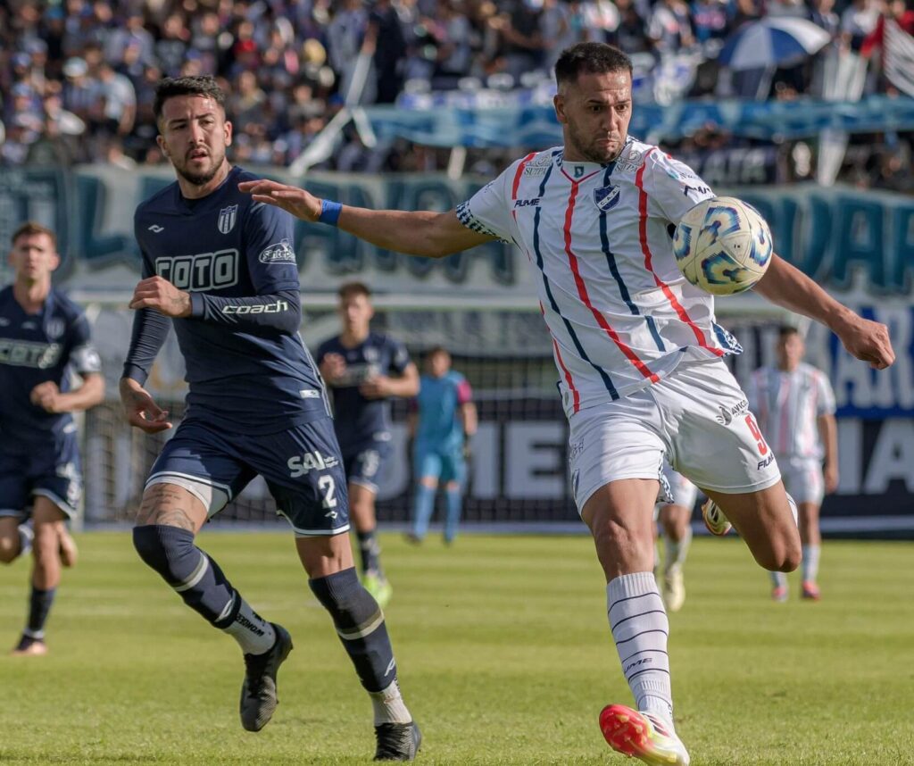 Alvarado cayó ante Tristán Suárez y se complica