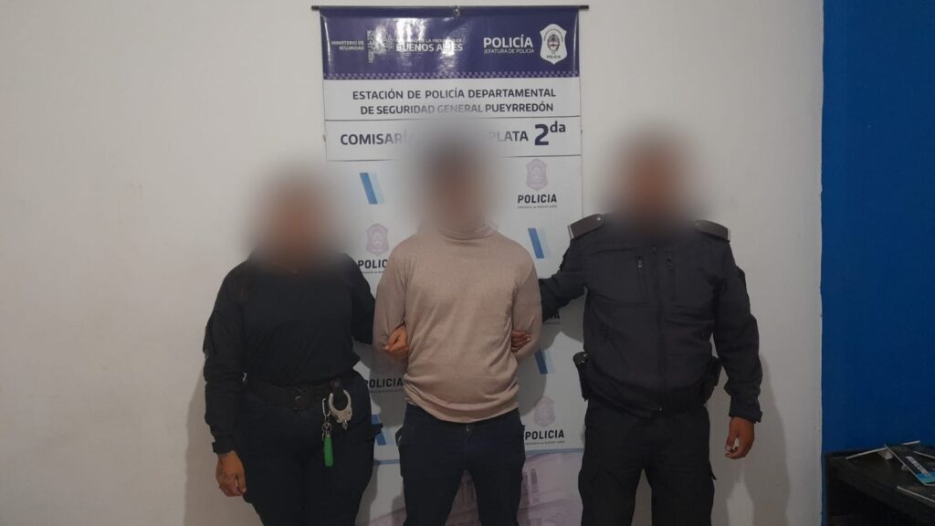 Se enojó por la demora con un conductor de una app de transporte y le rompió el auto: terminó en Batán