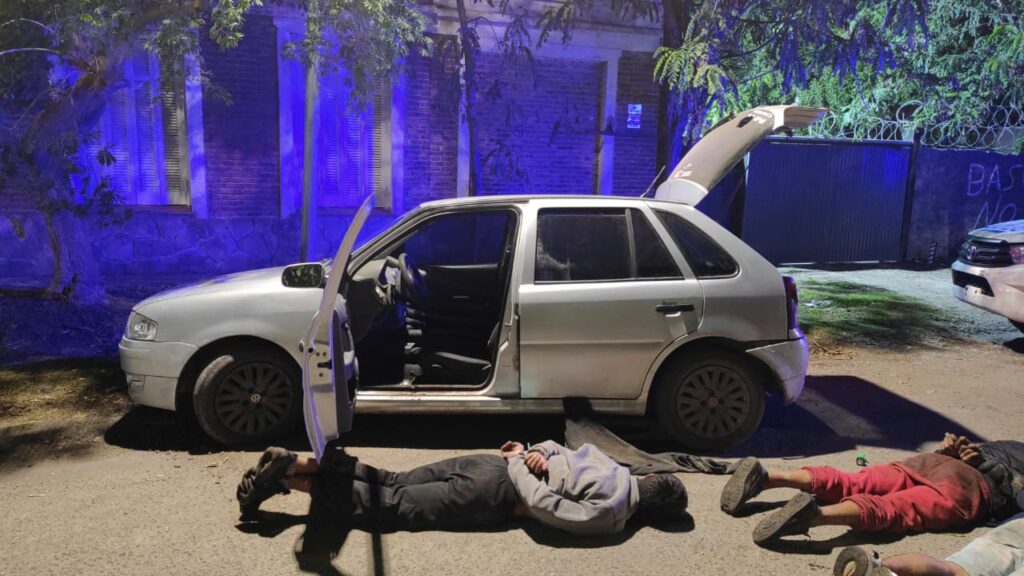 Tres aprehendidos por circular con cables robados en un auto con pedido de secuestro