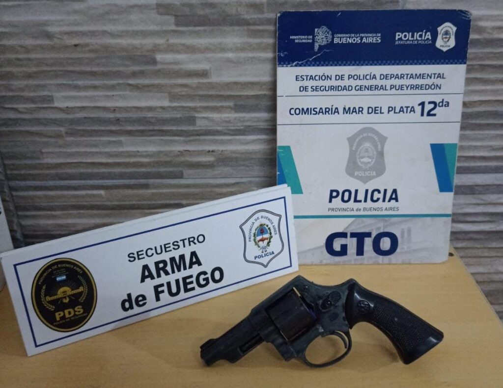 Alumnos de un colegio amenazaron a un compañero: imputaron al padre del menor que utilizó un arma
