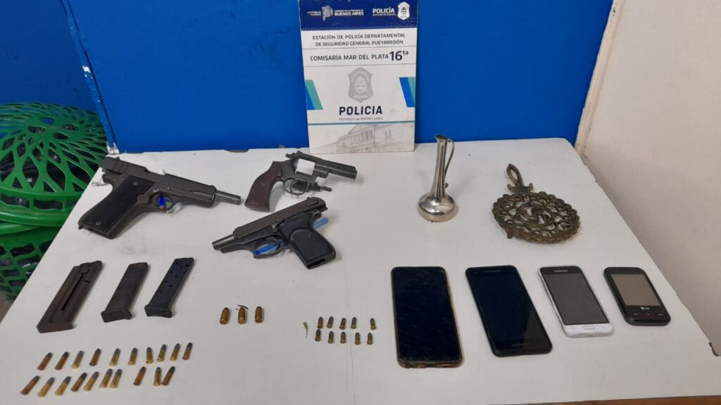 Acosaba a su ex, tenía un arsenal y antigüedades robadas por miles de dólares