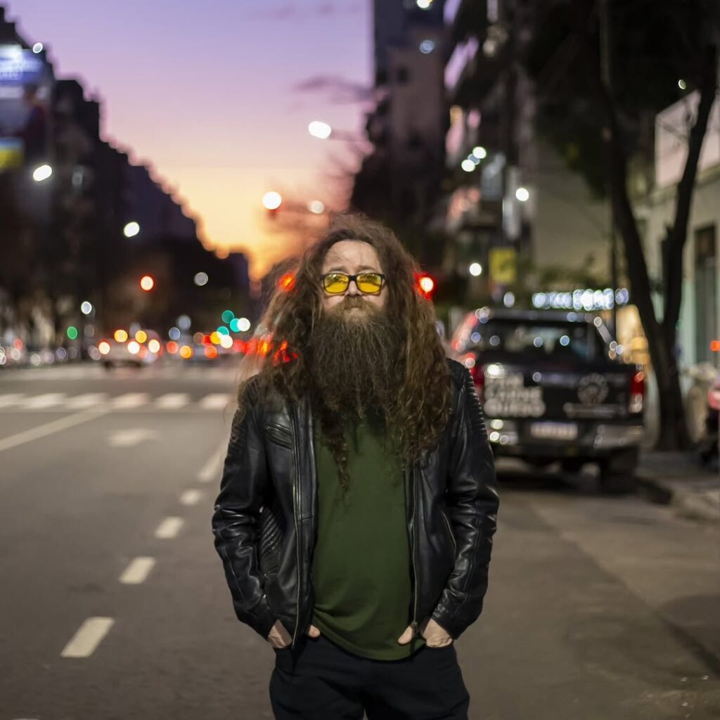 Bochi Bozzalla llega a Mar del Plata con su gira «Al borde del colapso» y presenta nuevo single