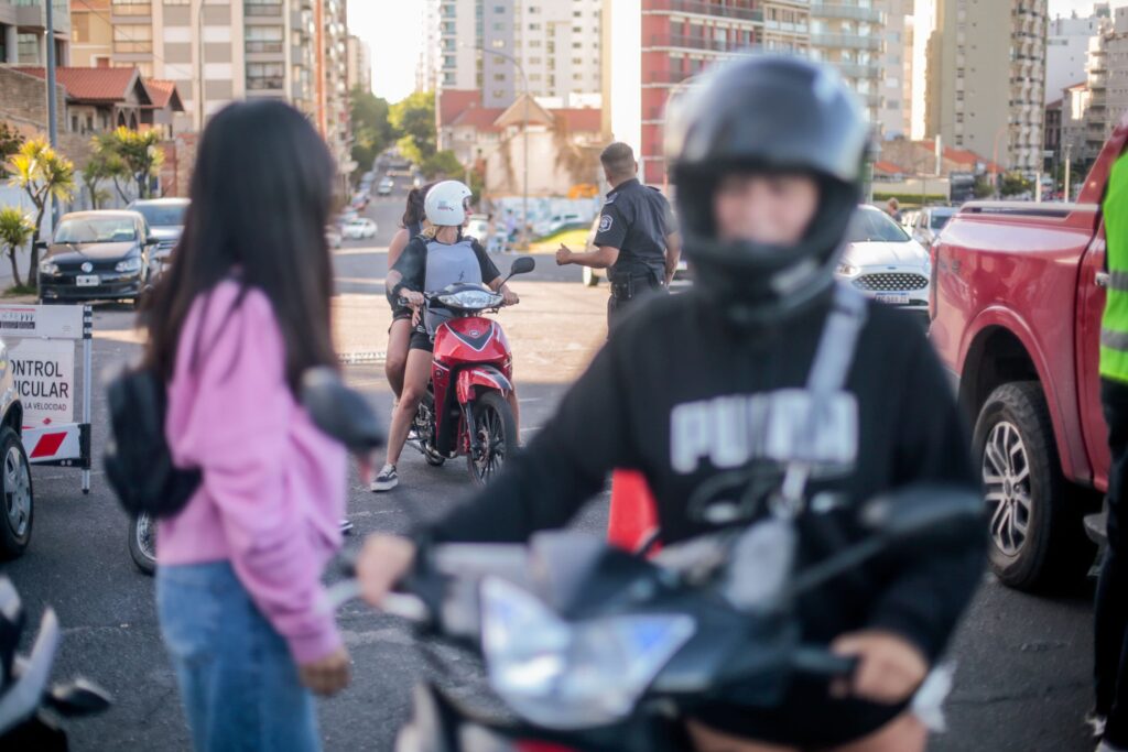 Operativos en la vía pública: 141 infracciones por cuidacoches, 365 motos secuestradas y 27 aprehendidos durante abril