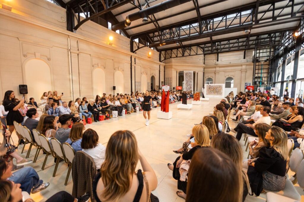 Mega desfile gratuito para iniciar el fin de semana largo