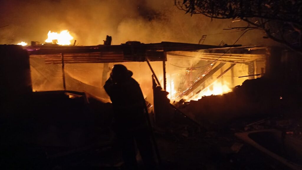 Una mujer sufrió principio de asfixia al incendiarse su casa: las pérdidas fueron totales