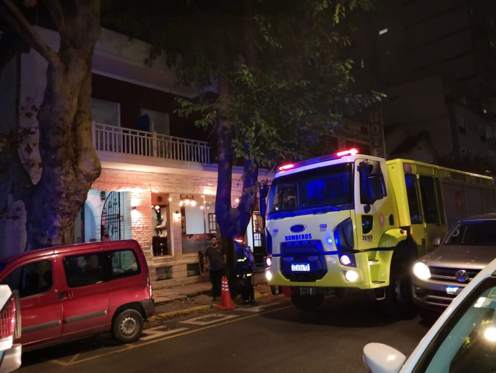 Evacuaron un reconocido hotel tras un incendio que dejó un herido y daños materiales