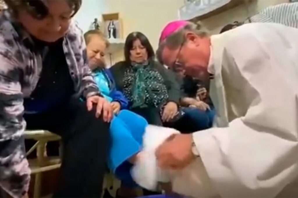 Contundente mensaje social en el Jueves Santo: la Iglesia lavó los pies de jubilados y pidió una jubilación digna