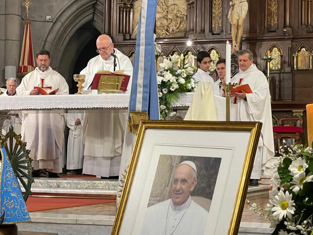En el día de su funeral en Roma, se celebró una misa por el Papa Francisco en la Catedral