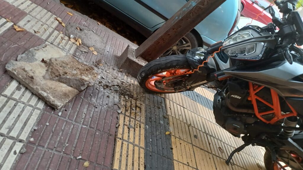 Menores sin control: intentaron robar una moto con una baldosa