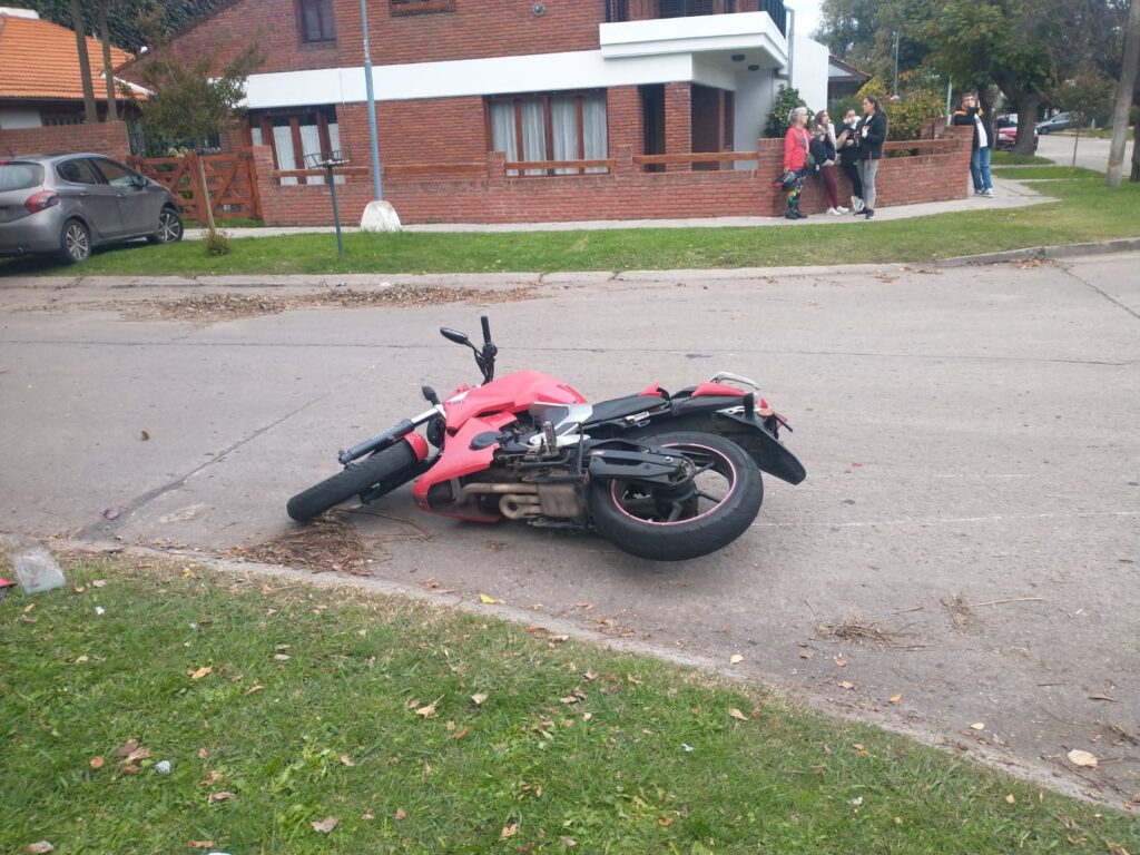 Otro motociclista herido tras un siniestro vial: fue trasladado a una clínica con politraumatismos