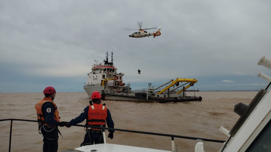 Prefectura aeroevacuó a un tripulante descompensado en un buque con personal de Mar del Plata