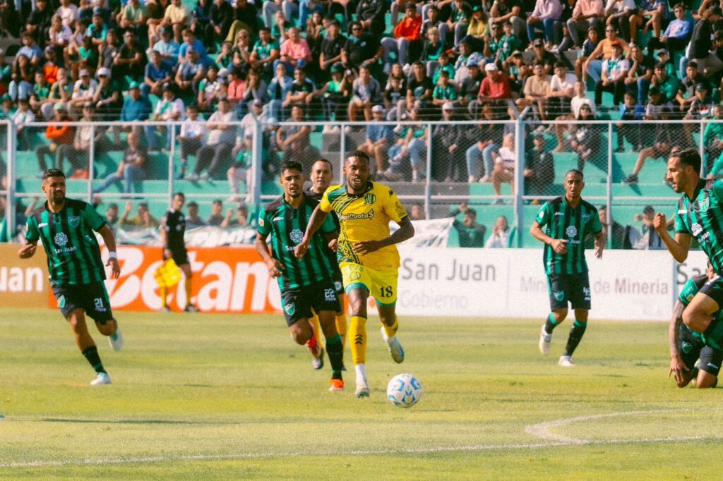 Aldosivi goleó a San Martín fuera de casa