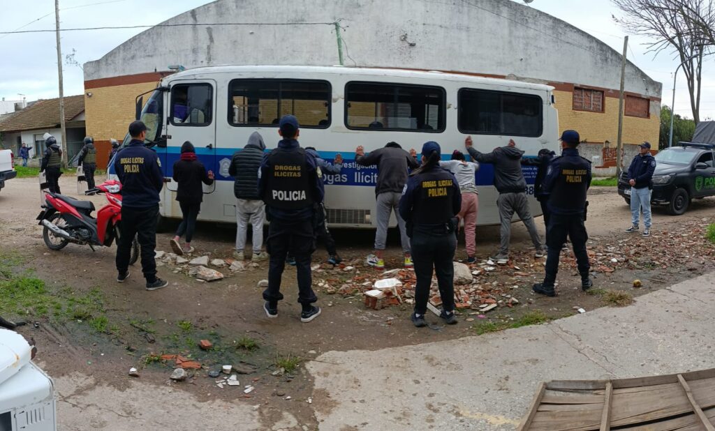 Video: derrumbaron una fábrica abandonada donde funcionaba un búnker en el que días atrás mataron a un joven