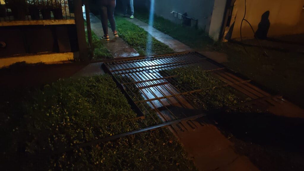 Menores sin límites: arrancaron un portón para robar una moto y uno fue reducido por la dueña de la casa