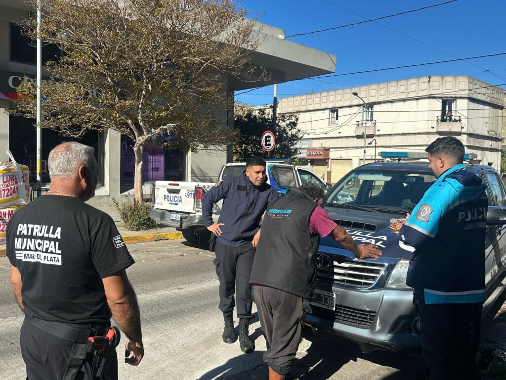 Dormía en un cajero, lo quisieron sacar y cortó con un hierro a un empleado municipal