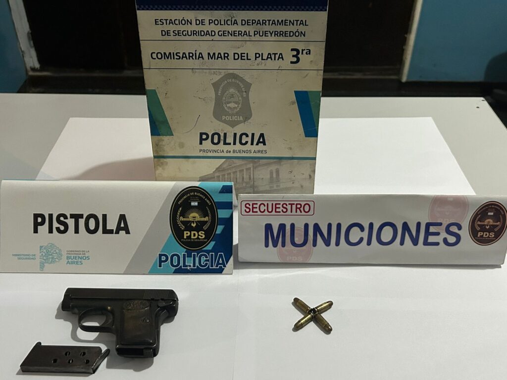 Circulaba en moto con un arma de fuego cargada e intentó escapar de la policía: terminó en Batán
