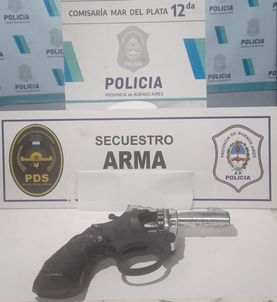 Circulaban con una moto robada y amenazaron a la policía con un arma de utilería: uno era menor de edad