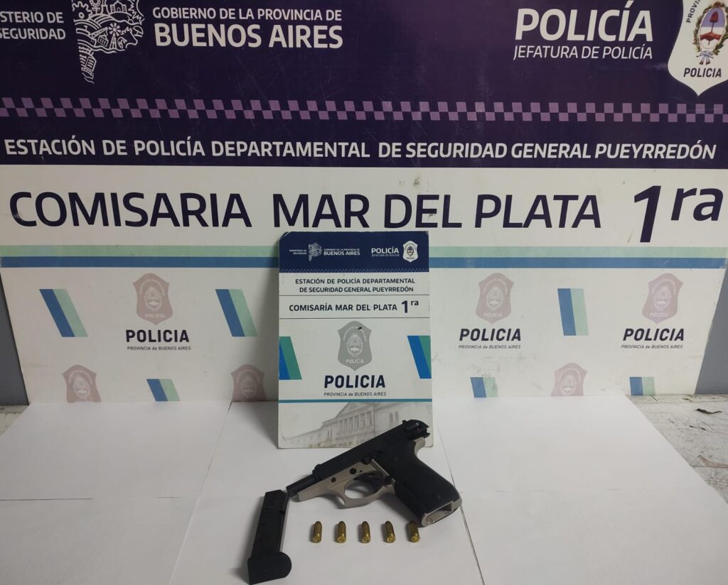 Cayó de la moto por realizar maniobras imprudentes y la policía descubrió que portaba una pistola cargada