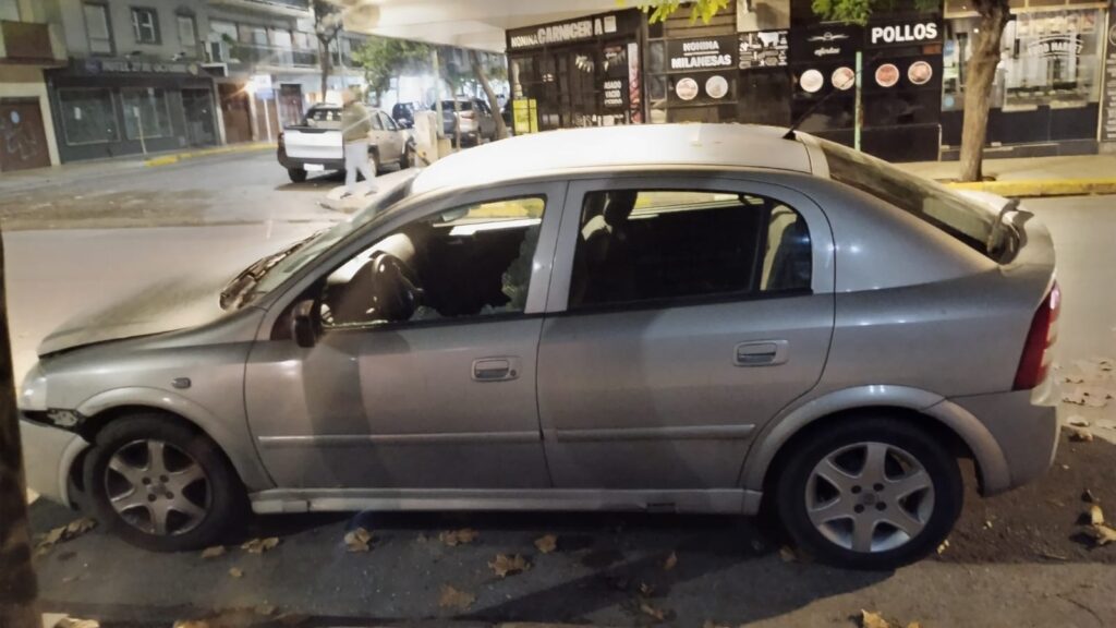 Rompieron los vidrios de un auto estacionado en la vía pública y terminaron aprehendidos