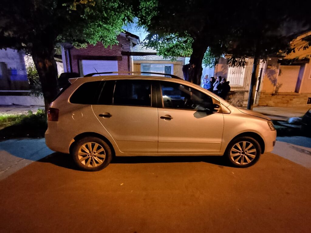 Encontró a un delincuente dentro de su auto y lo retuvo hasta la llegada de la policía
