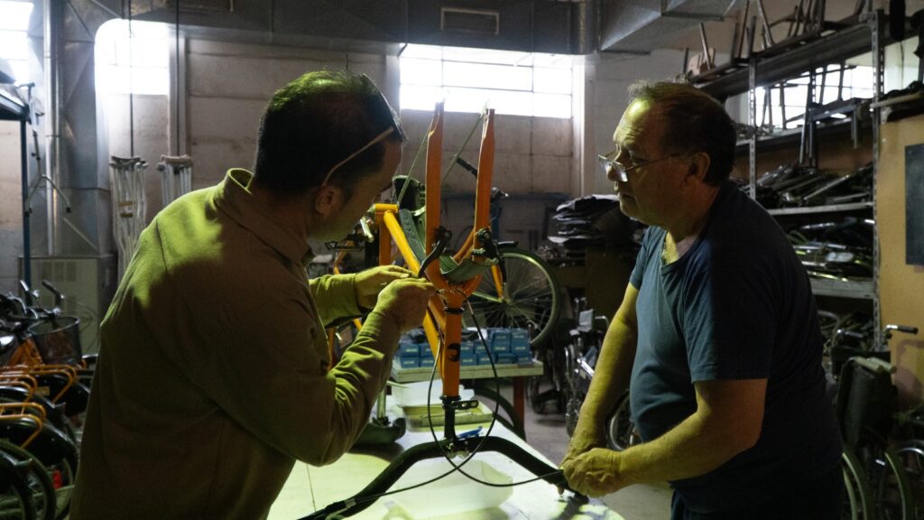 Avanza la reparación de bicicletas en el marco de un programa de movilidad y entrenamiento