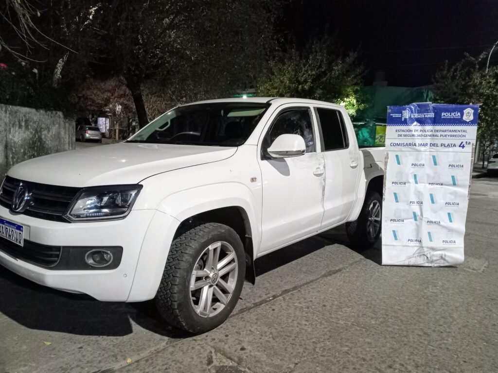 Motochorros atacaron a un hombre y le robaron la camioneta en la puerta de su casa: un aprehendido y un prófugo