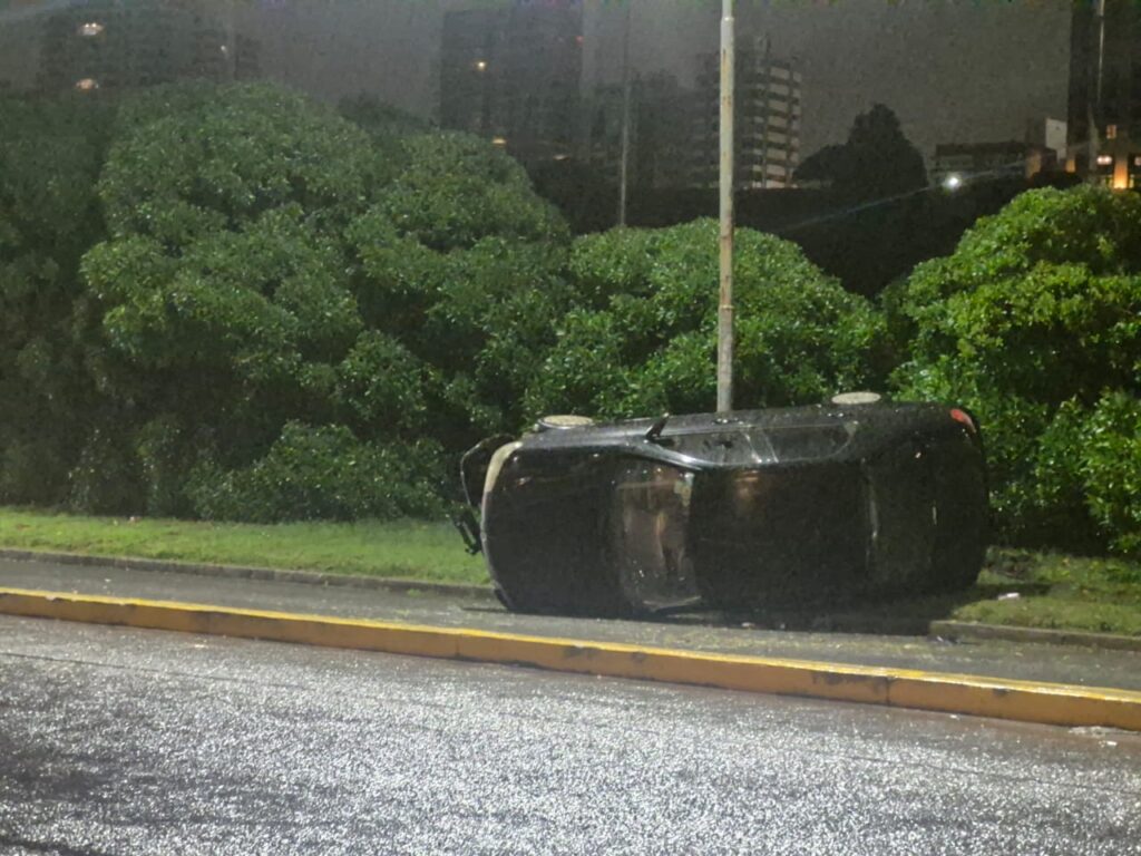 La sacaron barata: tres jóvenes volcaron en la Base Naval