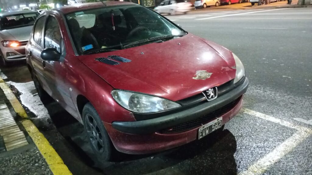 Se metió en un auto estacionado para robar y terminó en Batán: estaba en situación de calle