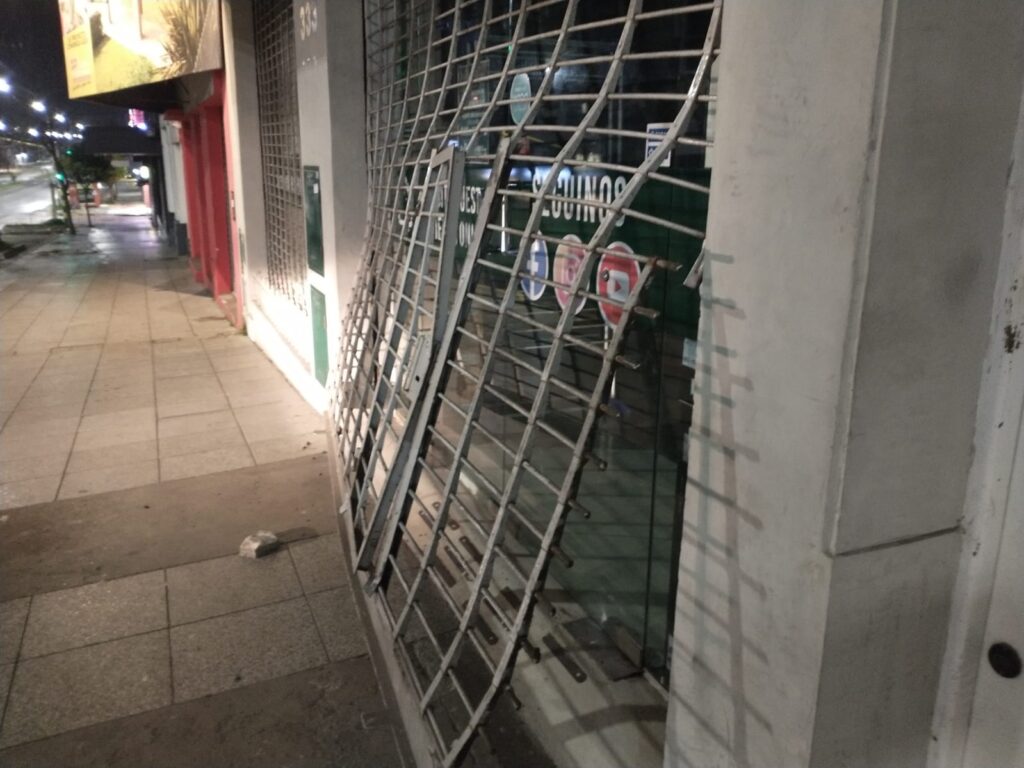 Rompieron la vidriera de un reconocido local para robar: un menor aprehendido