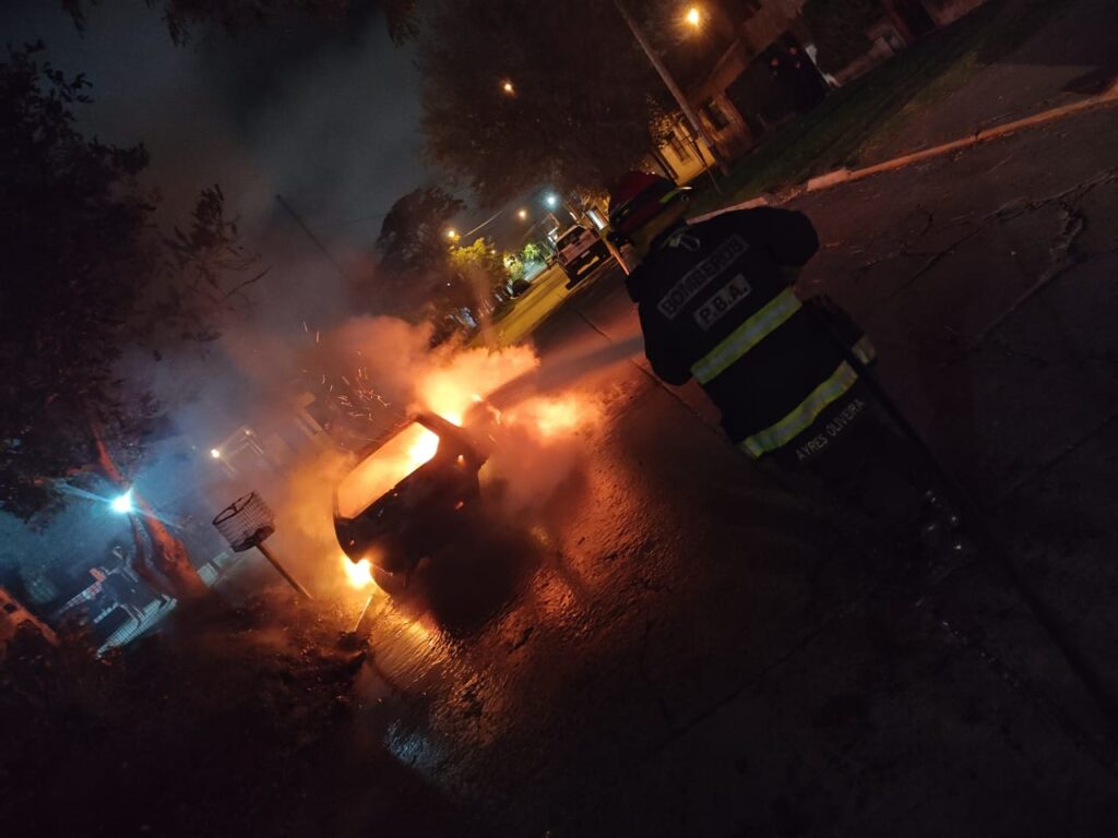 Se incendió un vehículo con un equipo de GNC y se vivieron momentos de tensión en Fortunato de la Plaza