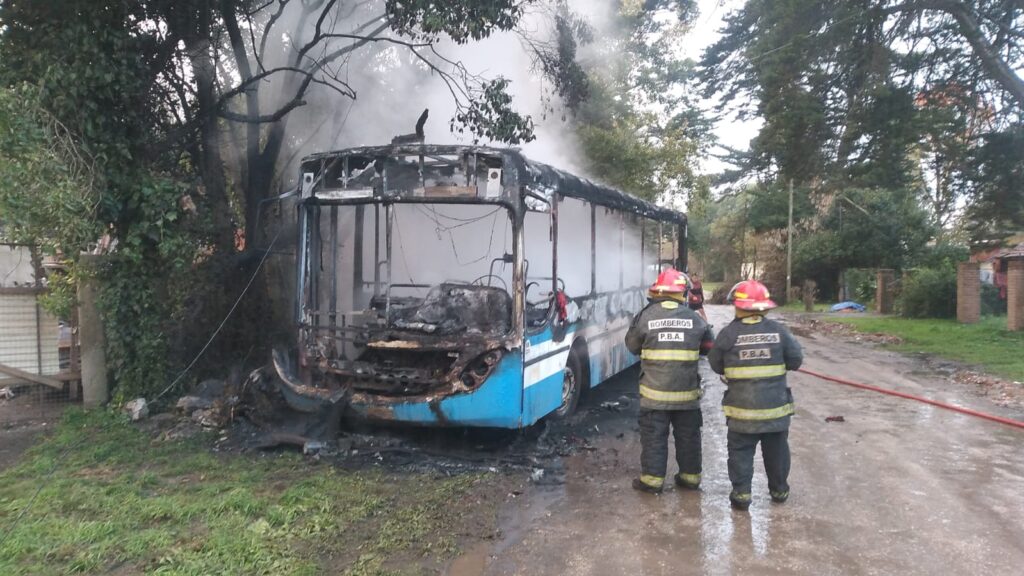 Susto tras el incendio de un micro escolar que afectó el tendido eléctrico en la zona norte