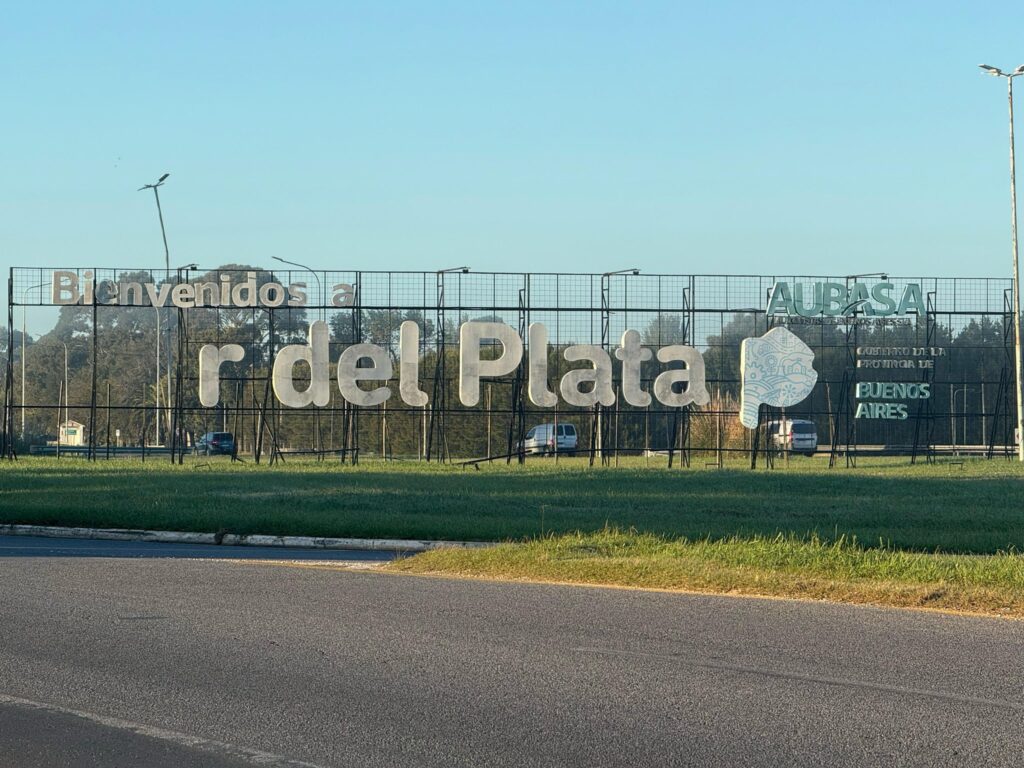 Montenegro volvió a cruzar a Kicillof: o reparan el cartel de bienvenida a Mar del Plata «o lo saco yo»