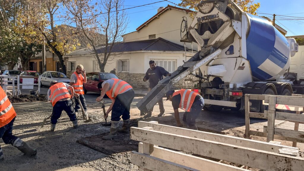 Avanzan con obras de bacheo y mantenimiento vial en distintos barrios de la ciudad