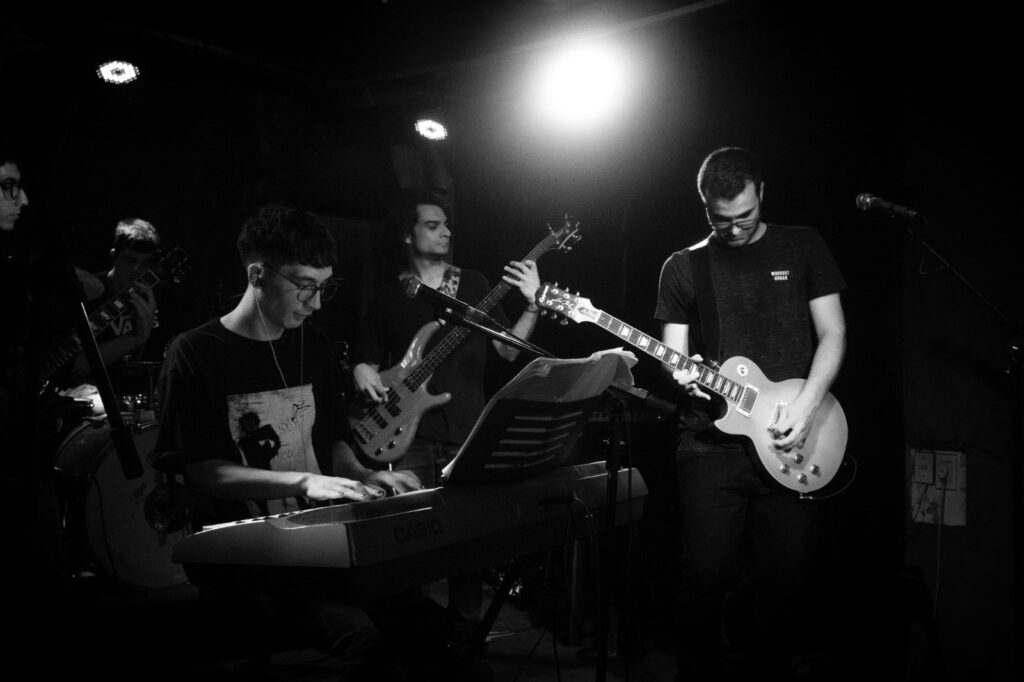 Noche de rock con raíces argentinas: 25 de Mayo a pura música en vivo