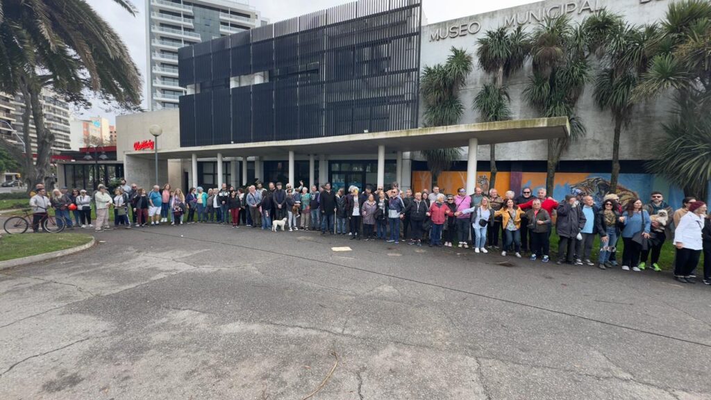 Realizaron un abrazo solidario en las puertas del Museo de Ciencias Naturales Lorenzo Scaglia