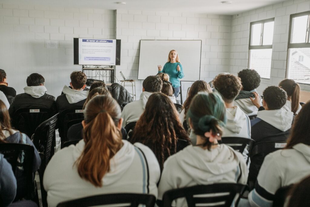 El Municipio capacitó a más de 800 estudiantes sobre estafas online y ludopatía