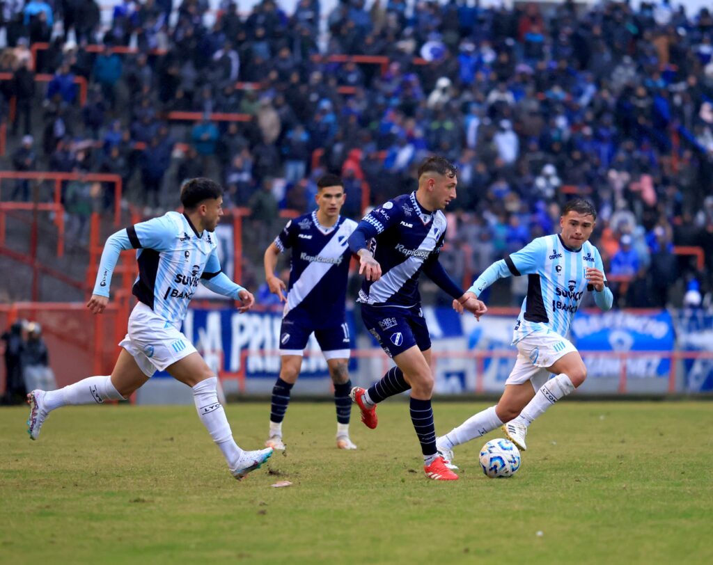 Alvarado lo perdió en el final con Racing de Córdoba