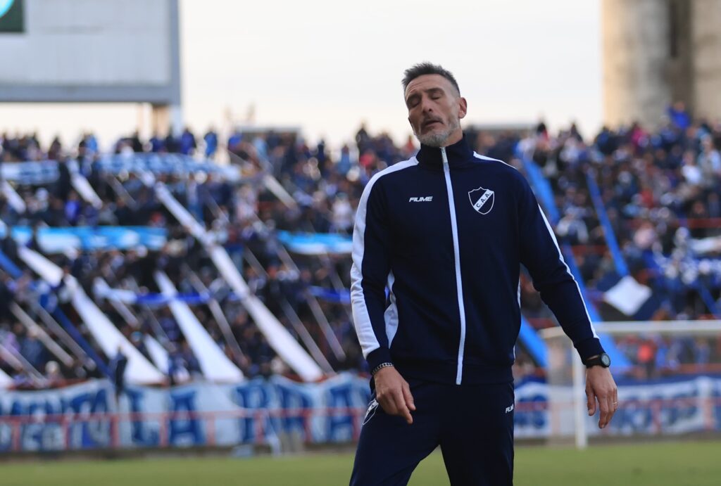 Alvarado no levanta cabeza: cayó frente a Arsenal y Quattrochi renunció