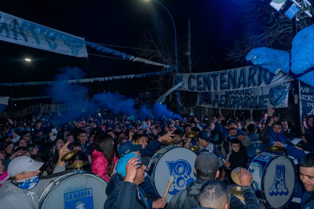 Los hinchas de Alvarado celebraron los 97 años del club a puro festejo popular