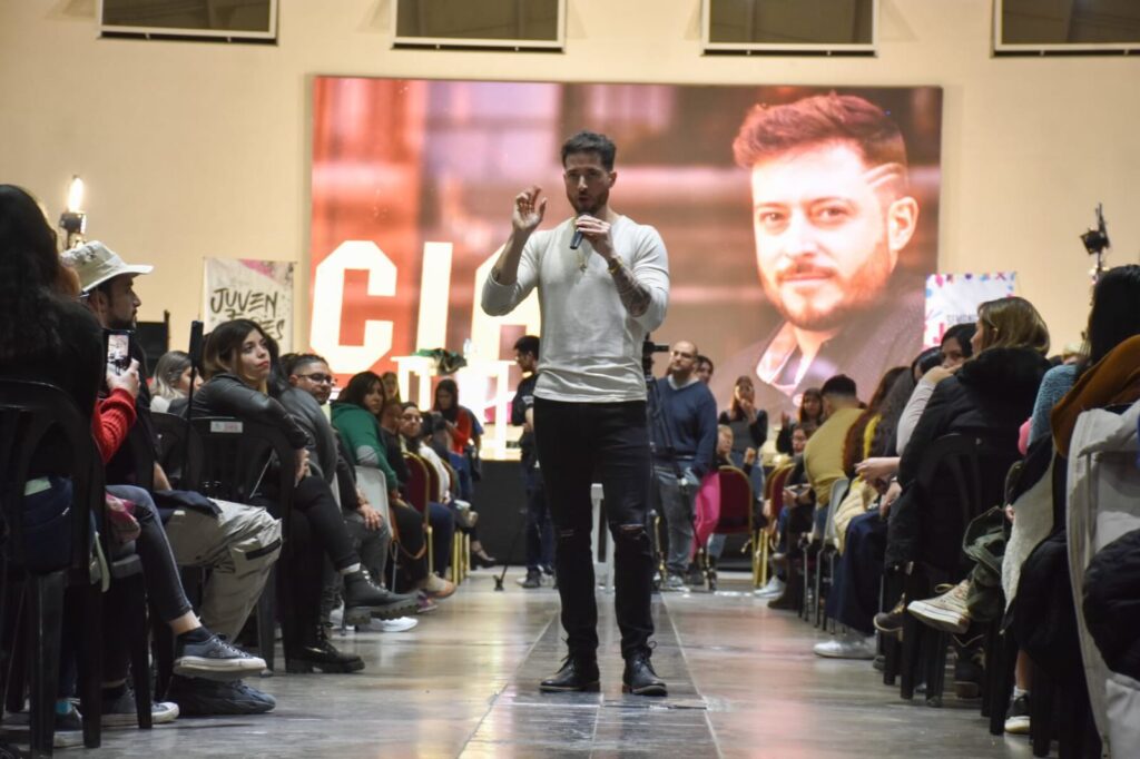 «Aprende a amarte y aprenderás a amar»: Andrés Vernazza presenta su nuevo espectáculo